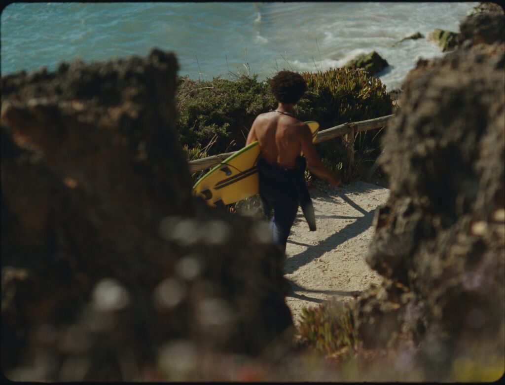 Jonas Niedermüller walking to the sea with a surfboard in Ericeira